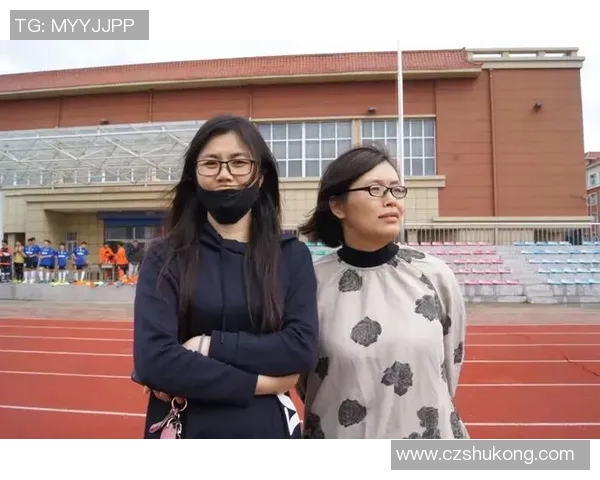 越南足球明星化身校园英雄引发热议展现青春活力与拼搏精神